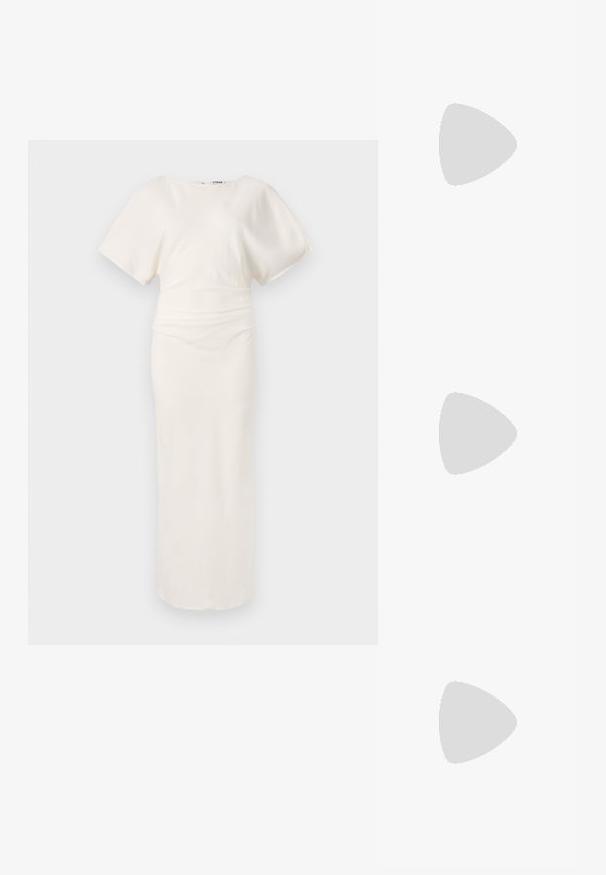 Fehér midi ruha rövid, széles ujjakkal, kerek nyakkivágással és testhez simuló derékkal, amely egy egyenes szoknyába folyik. Simább anyag minimális díszítéssel.; Elleme ASYMMETRIC STRAP - Magas sarkú papucsszandálok - white; Tortakártyás napszemüveg vastag, téglalap alakú kerettel. Sötét lencsék és arany színű díszítések a szárakon. Simító, fényes felület.; Fehér, textúrált kistáska gyűrött dizájnnal, arany lánc pánttal. Simító felület finom hullámokkal és lekerekített élekkel.