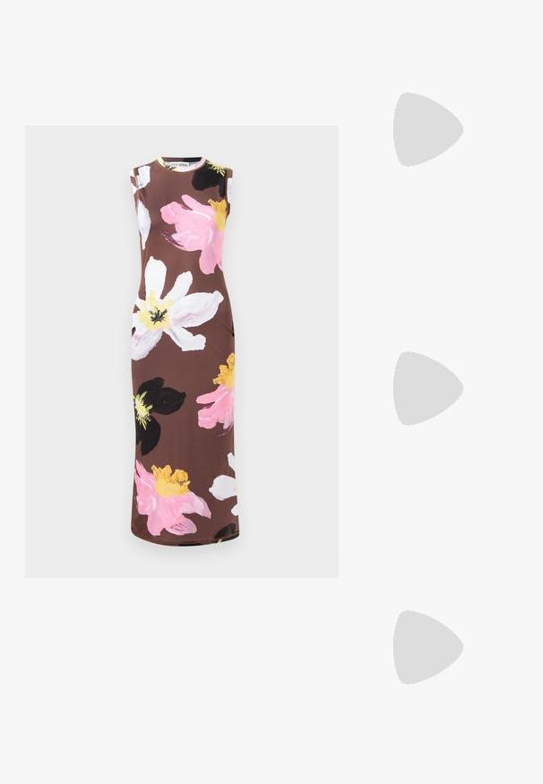 Hnědé šaty bez rukávů s velkým květinovým potiskem v růžové, bílé, černé a žluté barvě. Mají kulatý výstřih a úzký střih.; Černý lodičkový bot s špičatou špičkou, pokrytý texturou krokodýlí kůže, s elegantním designem, vysokým stiletto podpatkem a hladkým černým interiérem.; Černé velké sluneční brýle se čtvercovými obroučkami, tmavými čočkami a jemným detailem loga ve tvaru křídel na stranici. Boční strany mají texturované akcenty.; Černá kabelka ve tvaru psaníčka s krokodýlím vzorem a stříbrným kováním, držena proti texturovanému šedému pozadí. Vyznačuje se lesklým povrchem.
