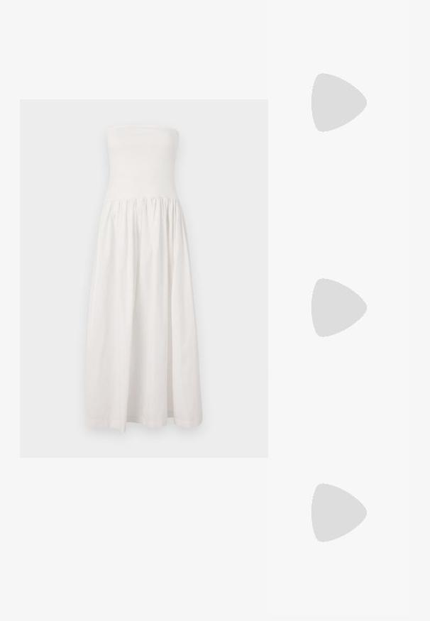 Rochie maxi albă fără bretele, cu un bodici ajustat, talie strânsă și fustă vaporoasă. Fabricată dintr-un material neted și ușor.; Pantof cu toc înalt și vârf ascuțit, cu o schemă de culori argintii, aurii și nude. Finisaj lucios cu un design decupat, având un toc stiletto.; Pouch bag metalizat argintiu, cu o formă moale și rotunjită și un închidere de tip nod la partea de sus. Fabricat dintr-un material sintetic din piele netedă.; Cercei din argint cu un design torsadat, având un finisaj lucios și închidere cu tijă. Au un diametru de aproximativ 3 cm.