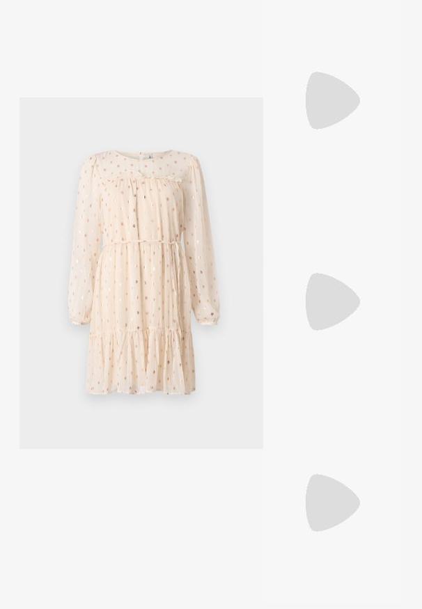 Robe beige clair avec de longues manches bouffantes, ornée de motifs de petits pois dorés, un corsage froncé et un ourlet à volants en couches.; Chaussure à talon aiguille à bout pointu avec un schema de couleurs argent, or et nude. Fini brillant avec un design découpé, dotée d'un talon stiletto.; Pochette en métal argenté avec une forme douce et arrondie et un fermoir en haut noué. Fabriquée en simili cuir lisse.; Boucles d'oreilles en argent en forme de créoles avec un design torsadé, dotées d'une finition polie et d'une fermeture à poussoir. Mesurent environ 3 cm de diamètre.
