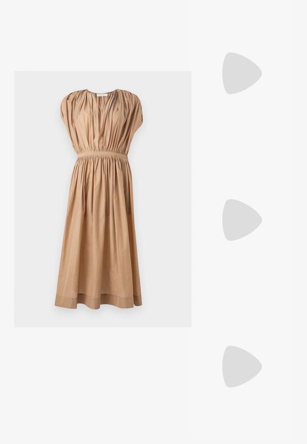 Bruine katoenen jurk met een geplooid lijfje, korte mouwen, elastische tailleband en een vloeiende midi-lengte rok. Glad textuur; minimalistisch ontwerp.; Gouden vegan leren sandalen met twee verstelbare banden, een kurken voetbed en een donker rubberen zool. Zachte textuur met metallic afwerking.; Rechthoekige zonnebril met een schildpad-print kunststof montuur, donkere lenzen en zilveren accenten aan de zijkanten. gemaakt in Italië.; Bruin leren schoudertas met logo-patroon, gouden kettingband, ritsluiting en gouden hardwareaccenten. Compacte en rechthoekige vorm.