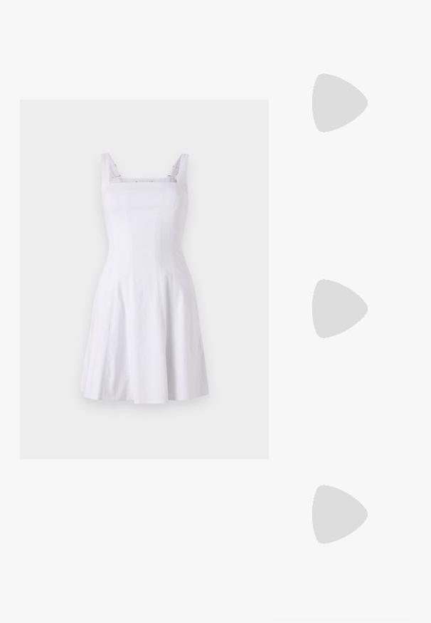 Hvid ærmeløs kjole med tætsiddende liv, firkantet udskæring og A-formet skørt. Fremstillet af struktureret stof med kontrasterende stropper.; Guld, metalliske slingback-hæle med spids tå og kraftig hæl. Glat tekstur, minimalistisk design og en smal strop.; Sort læderhåndtaske med en buet form, aftagelig rem og guldfinish. Tasken har en klap med en spænde detalje.; Guld-tone ring med et organisk, snoet design, glat overflade og affasede ender, hvilket skaber et moderne, skulpturelt udseende.