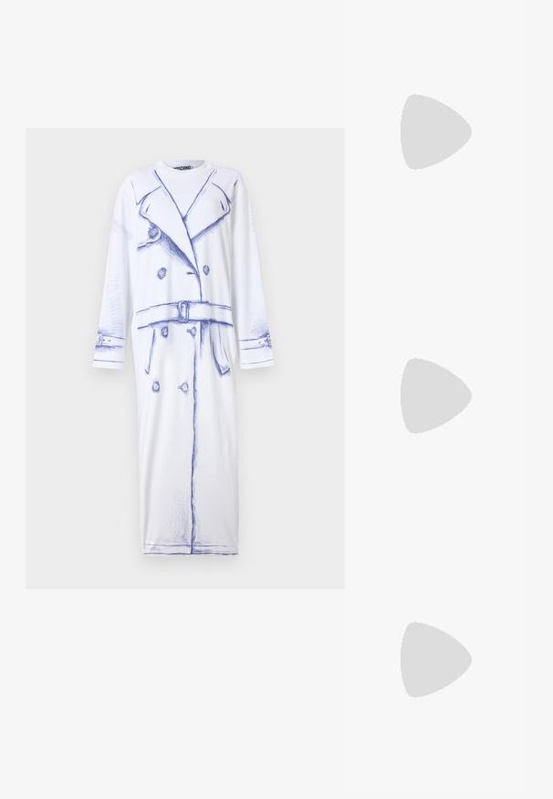 MOSCHINO OLIVIA - Trikoomekko - fantasia bianco; Musta nahka slingback-korkokenkä, jossa on teräväkärkinen muoto, pieni korko ja solk yksityiskohta nilkkahihnassa. Tasainen pinta, minimalistinen muotoilu.; Silmät tortoise-kuosiset aurinkolasit neliömäisillä kehysillä, vihreillä linsseillä ja kultaisella "VERSACE"-brändäyksellä temppeleissä. Sileä, kiiltävä pinta.; Musta nahkakäsilaukku, jossa on jämäkkä muotoilu, kaksinkertaiset yläkahvat, irrotettava hihna ja kultainen solki vaakasuoralla nauhassa.