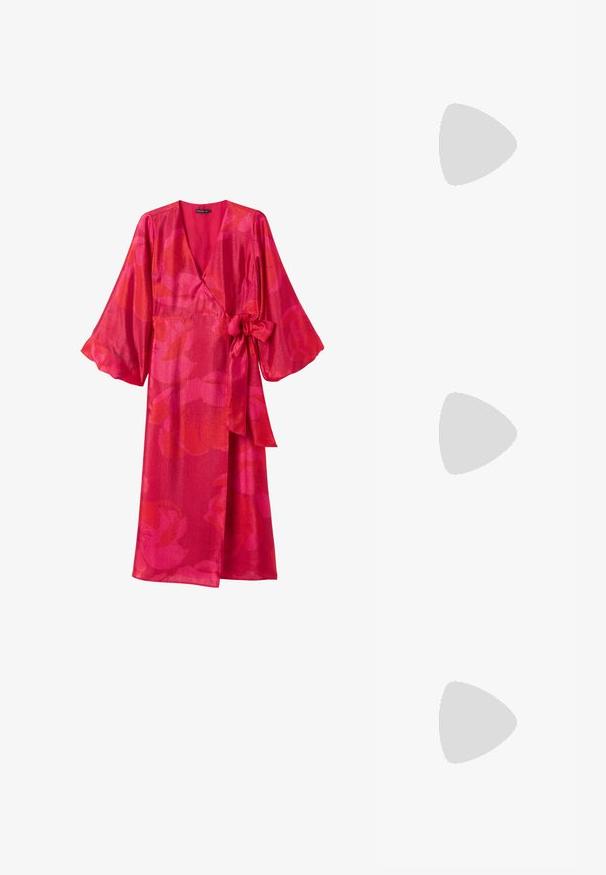 STOCKH LM IRMELIE PREMIUM SATIN HOLIDAY DRESS - Jurk - bloom print; Zwarte gepolijste leren slingback schoenen met een puntige neus, enkelbandjes met zilveren gespen en hardware, en een slanke hak.; Gouden metallic handtas met een gestructureerd ontwerp, gladde textuur en verstelbare schouderband. Kenmerkt zich door een unieke driehoekige vorm en minimalistische stiksels.; Gouden oorbellen met een getextureerd, golvend ontwerp. Bevat sculpturale clip-on studs en een open ringontwerp met een gehamerd oppervlak.
