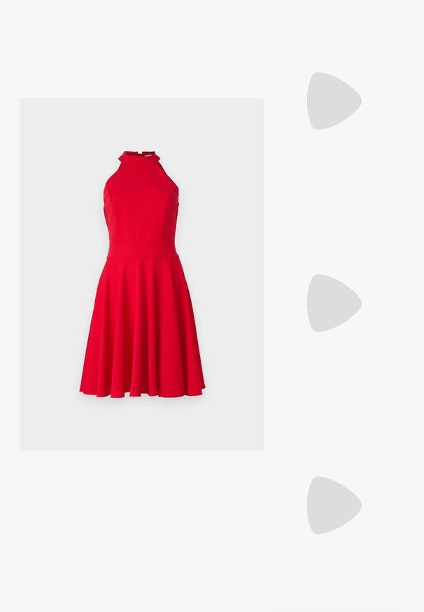 Rochie roșie cu guler halter, cu un corset ajustat și fustă evazată. Fabricată dintr-un material neted, având un guler înalt și o accentuare a taliei.; Sandale negre cu toc înalt au curele subțiri cu un design legat, un vârf pătrat neted și un toc stiletto elegant.; Geantă metalică gri deschis, cu un strap din lanț, decorată cu mici ținte circulare metalice și un logo de marcă triangular.; Cercei rotunzi din argint cu un finisaj neted și strălucitor. Design ușor, având o formă rotundă și închidere cu tijă.