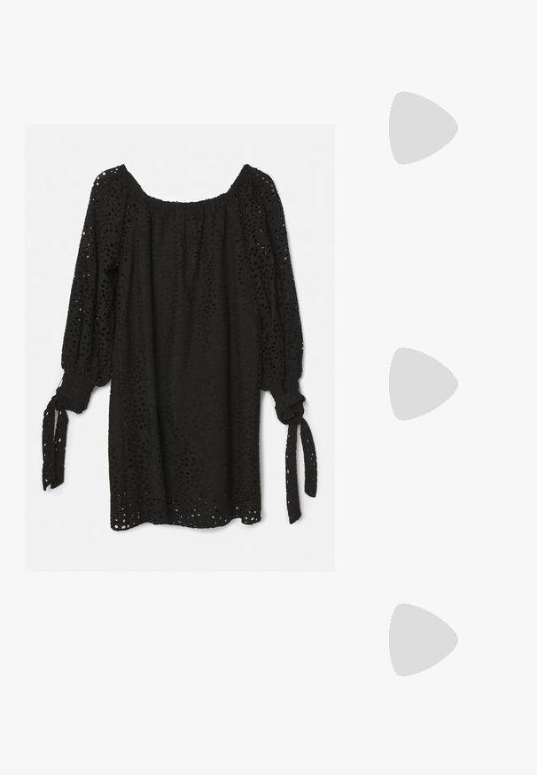 Alice + Olivia ARTEMIS OFF SHOULDER MINI DRESS - Kasdienė suknelė - black; Juodi aulinukai, pagaminti iš blizgios odos, su smailia nosimi ir dekoratyviu aukso bei sidabro akcentu priekyje. Bloko kulnas.; Juodas susegamas odinis rankinukas su susiraukšlėjusia viršuje, auksine grandine ir stačiakampiu pavidalu, laikomas prieš paprastą foną.; Aukso spalvos auskarai su srauniu, kreiviu dizainu. Kiekvienas auskoras turi lygų paviršių ir mažą užsegimą su dekoratyviu akcentu.