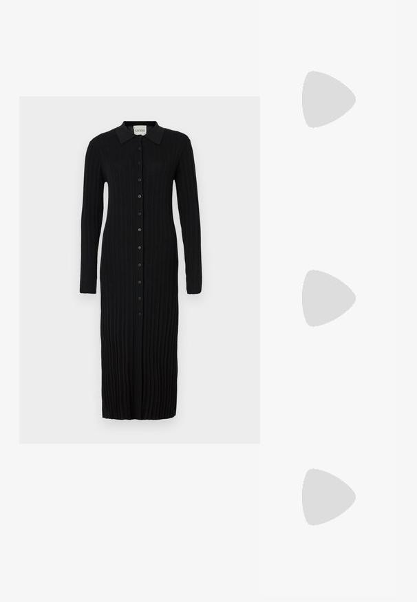 Svart midiklänning med långa ärmar, ribbad struktur, knappstängning fram och krage. Tillverkad av ett mjukt, stretchigt tyg.; Svart lädersko med slingback-design, spetsig tå, dekorativa remmar med metallöglor och en låg klack. Texturerad yta.; Brun texturerad läder crossbody-väska med guldkedja och klaffstängning. Framsidan har logotypdetalj och en ficka under klaffen.; Två vingformade örhängen i silverfärgad metall med klara, runda rhinstenar och guldtonade metallaccenter i en lagerdesign.