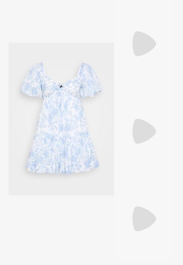 Ανθισμένο κοντό φόρεμα από λευκό ύφασμα με απαλές μπλε σχέσεις, που διαθέτει φουσκωτά μανίκια, στρογγυλ�ή λαιμόκοψη και σχέδιο φούστας με στρώσεις.; Μαύρα παπούτσια γοβάκια από πατενταρισμένο δέρμα με γωνιαστό μπροστινό μέρος, στρογγυλή κοπή και τετράγωνο τακούνι. Διαθέτουν μια χρυσή αγκράφα ως διακοσμητικό στοιχείο.; Μαύρα υπερμεγέθη γυαλιά ηλίου με κλειστή βαθμίδα φακού, παχιά σκελέτη και λεπτομέρειες από χρυσή αλυσίδα στις βραχίονες του σκελετού.; Μαύρη νάιλον τσάντα ώμου με καμπύλο σχήμα, ασημένια αλυσίδα, αποσπώμενη μίνι θήκη και ρυθμιζόμενο λουράκι; φέρει το λογότυπο "Steve Madden".