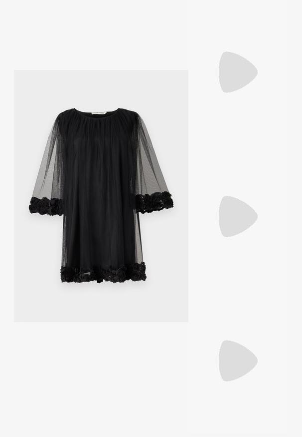 Svart sident klänning med plisserad halsringning och trekvartsärmar, dekorerad med svarta blomapplikationer vid ärmsluten och fåll.; Svart lackskin slingback-häl med spetsig tå, med texturerad ormskinnsprint, justerbar rem och en kort, texturerad blockklack.; Svart läderaxelväska med två framfickor, guldspännen, dragkedjestängning och en smal rem. Texturerad yta och kompakt rektangulär form.; Guldtonade metallörhängen i en kurvad, avlång form. Har en slät, glänsande yta och en rundad spets för en extra detalj.