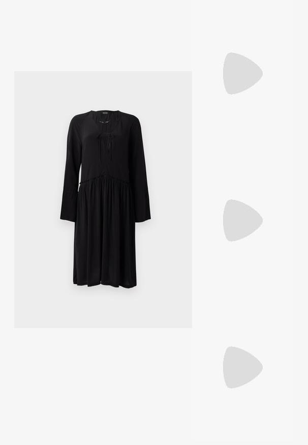 Melna kleita no viegla auduma ar garām, platu piedurknēm, V veida izgriezumu ar saitēm un saplacinātu vidukli, kas pāriet plūstošā svārkā.; Melna patent āda ar slīdošo papēdi un smailo purngalu, ar teksturētu čūsku drukājumu, regulējamu siksniņu un īsu teksturētu blokpapēdi.; Melnas ādas crossbody soma ar divām priekšējām kabatām, zelta sprādzēm, ar rāvējslēdzēju aizdari un šauru siksnu. Strukturēta virsma un kompakta taisnstūra forma.; Zelta toņu metāla gredzena auskari ar izliektu, pagarinātu formu. Ar gludu, spīdīgu virsma un noapaļotu galu papildu detaļām.