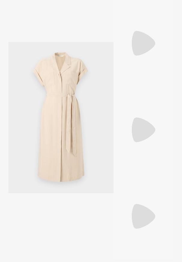 Lengvas smėlinis marškinių suknelė, turinti apykaklę, trumpas rankoves, dvi kišenes krūtinėje ir diržą juosmeniui.; Juodos odinės bateliai su apvaliu nosiu, stora blokine pakulne ir elastingais šonais, derinami su tamsiomis pėdkelnėmis ir juoda sijonu su plyšiu.; Sidabrinė metalinė maišelio forma su švelnia, apvalia forma ir mazgu užveriamu viršumi. Pagaminta iš lygios dirbtinės odos medžiagos.; Sidabrinės pusmėnulio auskarai minimalistiniu dizainu. Apskritimo forma, lygus paviršius ir plonas profilis. Lengvi su poliruotu apdailu.