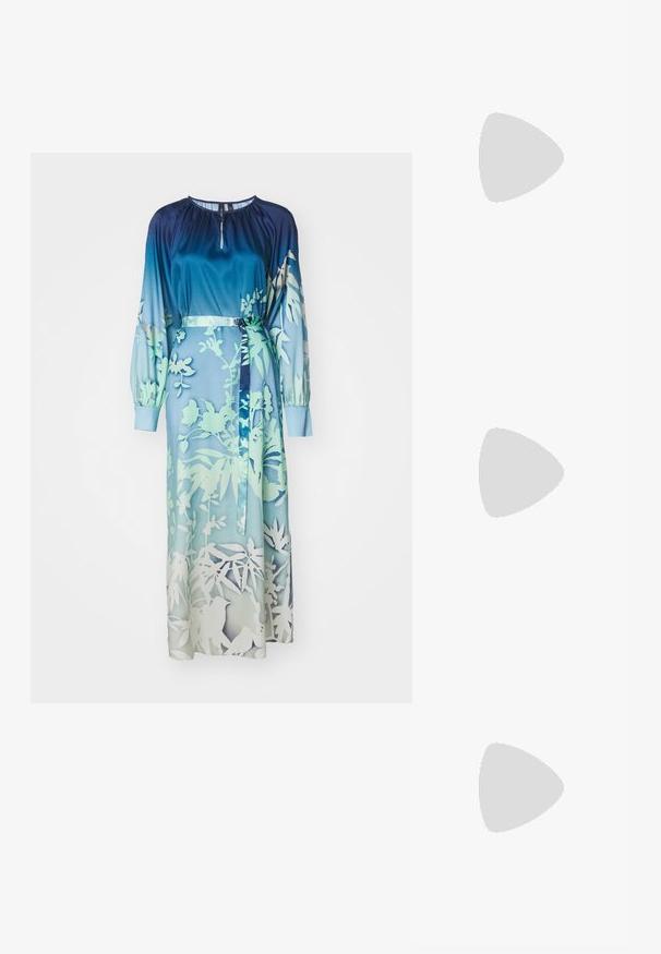 Langes, fließendes Kleid mit einem Ombre-Verlauf von tiefblau zu hellaquamarin, verziert mit botanischen Drucken in Weiß und sanftem Grün. Elastische Ärmel und ein Gürtel.; Schwarzer Leder-Slingback-Schuh mit spitzem Zehenbereich, schlankem Absatz und goldfarbener Hardware-Akzent am Vorderfuß. Glatte Textur und strukturierte Form.; Schwarze, gesteppten Lederhandtasche mit einer goldfarbenen Kettenriemen und einem Drehverschluss, der mit einem runden Akzent verziert ist. Kompakte rechteckige Form.; Silberne Creolen mit texturiertem Design und vertikalen Rillen. Kreisförmige Form mit sicherem Verschluss. Glatte Oberfläche.