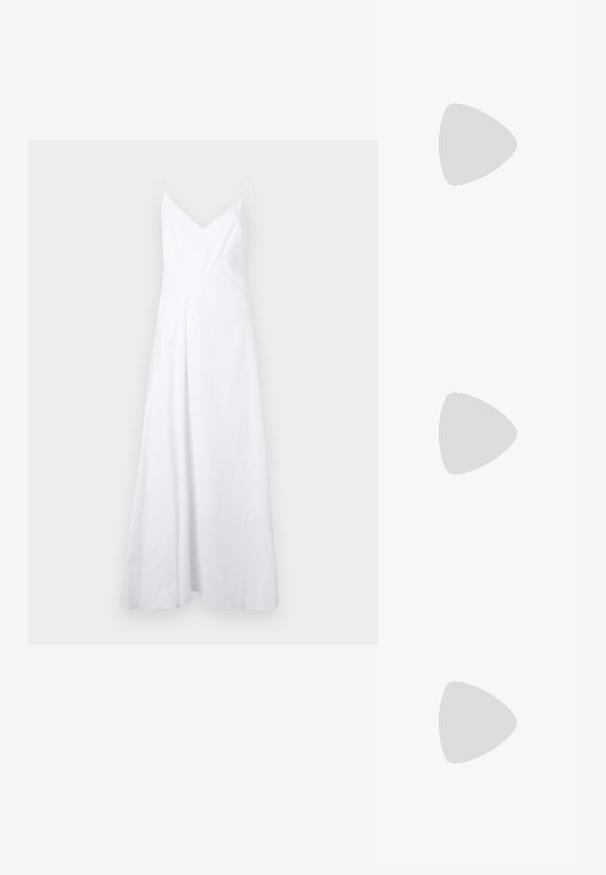 STAUD GATTO DRESS - Maksikleit - white; Mustmust paelad, millel on terav varvas, tekstuuriga maduprindiga, reguleeritav rihm ja lühike tekstuuriga plokknina.; Kullatud kaunistustega kott ristküliku kujuga, millel on keeratud ahelast käepide ja metallist lukuga sulgur, peegeldades valgust tekstuurse viimistlusega.; Kuldtoonilised metallist rõngas kõrvarõngad, millel on kõver ja piklik kuju. Omavad siledat, läikivat pinda ja ümarat tipptugevdust, mis lisab detaili.