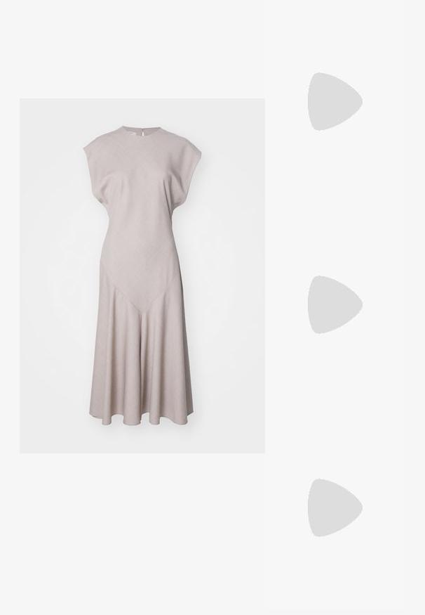 Beige mekko, jossa on pyöreä pääntie, hihattomat hihat ja leveä helma. Valmistettu tekstuurikankaasta, jossa on viisto sauma-yksityiskohta vyötäröllä.; Musta nahkasandaali ohuilla remmeillä, matalalla lohkokannalla ja neliönmuotoisella varpaalla. Varustettu soljella ja sileällä pinnalla.; Silmulaiset aurinkolasit paksuilla suorakulmaisilla sangoilla. Tummat linssit ja kultasävyiset yksityiskohdat sangoissa. Sileä, kiiltävä pinta.; Valkoinen teksturoitu laukku, jossa on kasattuja muotoja ja kultaketjuolkaimet. Sujuva pinta, jossa on hienovaraisia aaltoja ja pyöristetyt reunat.