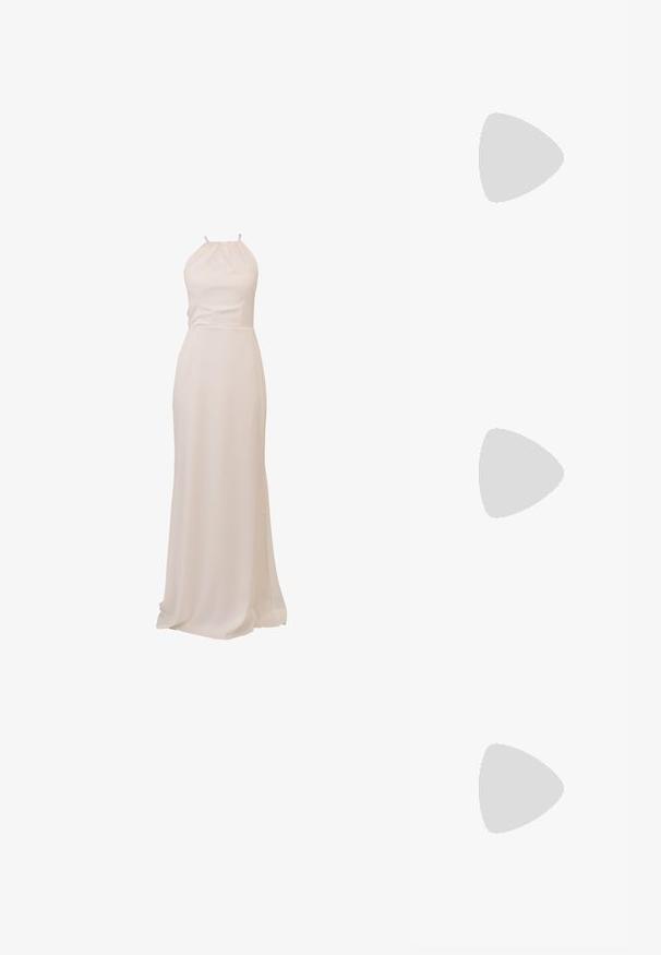 Dolga halterneck obleka iz mehkega kremastega blaga. Gladka tekstura, oprijet pas in tekoča krilo z rahlim repom. Minimalističen dizajn.; Črne natikače s trakovi in kvadratnim prstom ter nizkim blokastim peto. Imajo več tankih trakov in nastavljiv trak okoli gležnja. Narejene so iz gladkega usnja.; Črna usnjena torba čez ramo z gladko teksturo, pravokotno obliko in kovinskim verižnim detajlom spredaj. Vključena je nastavljiva naramnica.; Srebrn dvojni prstan z gladko, polirano površino. Ima tekoč, ukrivljen dizajn z prekrivajočimi se sekcijami za sodoben videz.