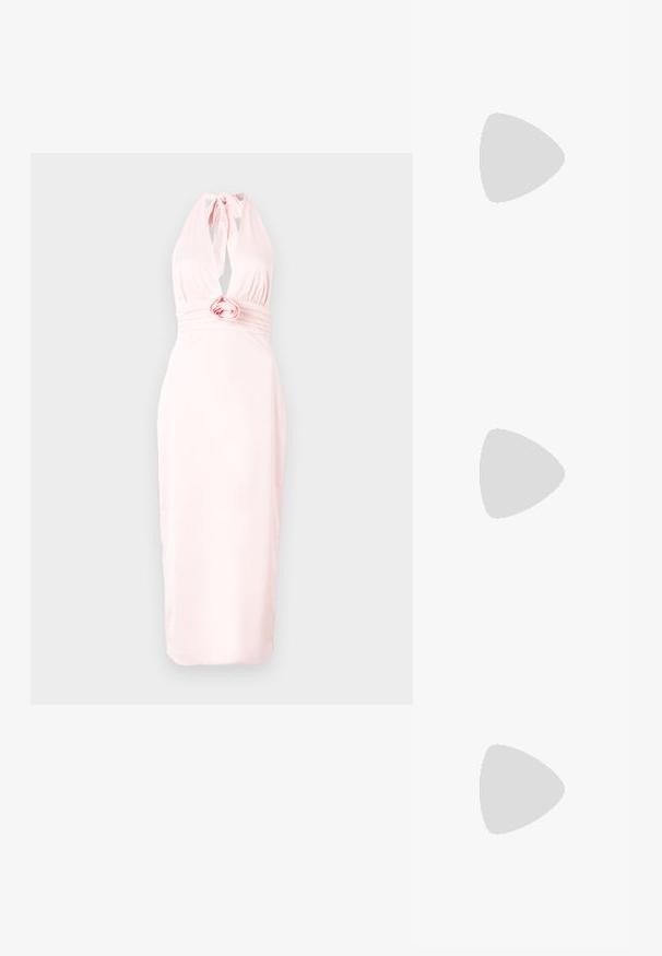 Ljust rosa halterneck-klänning i slätt tyg, med djup V-ringning, sammanknuten midja med rosdetalj och en kroppsnära silhuett.; Svart lackläder slingbacksko med spetsig tå, ankelremmar med silverfärgade spännen och detaljer samt en smal klack.; Guldfärgad metallhandväska med en strukturerad design, slät textur och justerbar rem. Har en unik triangulär form och minimalistisk sömnad.; Örhängen i guldton med texturerade, vågiga former. Inkluderar skulpturala clip-on-stift och öppen hoop-design med hamrad finish.