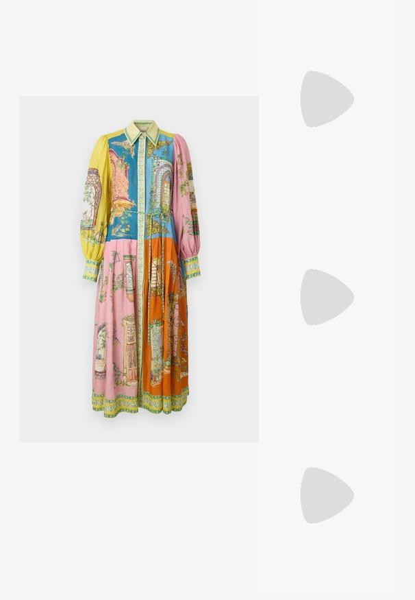 Farverig lang kjole med en række mønstre i blå, pink, orange og gul, med knaplukning foran og bælte i taljen. Elegant, struktureret stof.; Hvide lædersneakers, lavtop design, med en glat tekstur, rund tå, snørret front og et lille broderet logo på siden.; Sort læder halvmåne taske med en guldfarvet hardware detalje, der har en lynlåslukning. Båret som crossbody over en grå sweater.; Guldtonede knude-stud øreringe med et vredet design. Hver ørering har en cirkulær klar bagside for sikker brug.