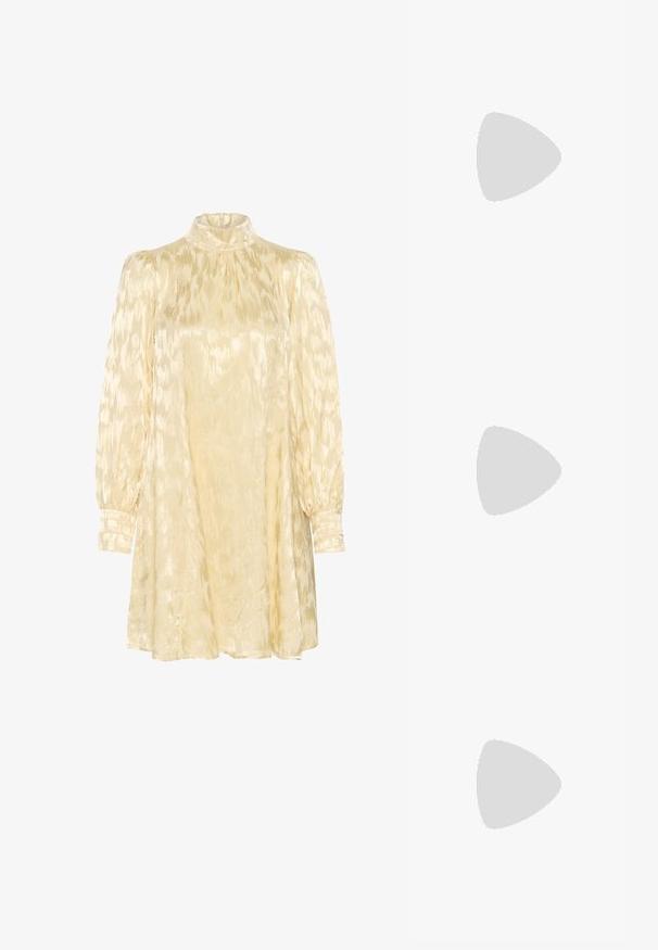 Gestuz DALILA - Kokteilinė suknelė / vakarėlių suknelė - butter yellow; Geltonos austinės su kvadratiniu pirštu, išpjovomis ir išskulptu blokuota kulniuku. Struktūruota medžiaga pabrėžia lengvą išvaizdą.; Aukso metalinės rankinės su struktūrizuotu dizainu, lygaus paviršiaus ir reguliuojama dirželiu. Pasižymi unikaliu trikampiu pavidalu ir minimalizmu siuvinėjime.; Auksinės auskarai, turintys tekstūruotus, bangų formos elementus. Įeina skulptūriniai segami auskarai ir atviri lankai su išmuštu paviršiumi.