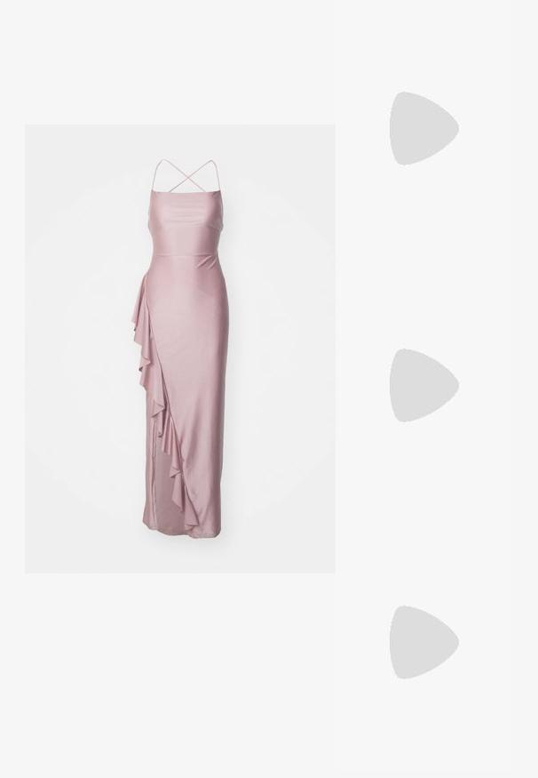 Ilga, prigludusi rožinė satino suknelė su spageti petnešėlėmis, šoniniu volanu ir lygia tekstūra. Klasikinis dizainas oficialiam renginiui.; Juodas patentuotas odos aukštakulnis batelis su smailiu kojų pirštu ir auksinės spalvos kvadratiniu kulno akcentu. Ilgesnis reguliuojamas kulkšnies dirželis.; Sidabrinė metalinė rankinė su struktūrizuota forma, turinti viršutinę rankeną ir kaspiną priekyje. Lygi tekstūra, atspindinti apdaila.; Auksinės spalvos žiedas, turintis organišką, sukimosi dizainą su lygiu paviršiumi ir siaurėjančiais galais, sukuriantis modernią skulptūrinę išvaizdą.