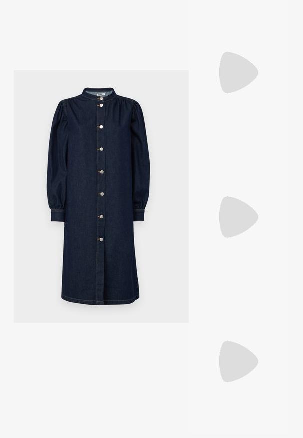 Temno modra denim obleka z mandarin ovratnikom, dolgimi napihnjenimi rokavi in sprednjim zapenjanjem na gumbe, ki vsebuje srebrno kovinsko opremo in subtilne šive.; Črne gležnjerje s koničastim nosom, narejene iz gladke usnja. Imajo blok peto in prilegajoč zgornji del, z vidnimi šivi.; Črna usnjena torba z dvema dolgima ročajema, gladko teksturo in strukturirano obliko. Ima sprednji žep za dodatno shranjevanje.; Srebrne uhane v obliki obroča z minimalističnim dizajnom. Krožna oblika, gladka tekstura in tanek profil. Lahki s poliranim zaključkom.