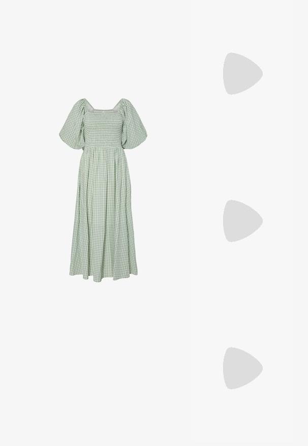 Zeleni gingham obleka s kvadratnim izrezom, kratkimi napihnjenimi rokavi, nabranim korzetom in tekočim krilom. Narejena iz lahkega bombažnega blaga.; Zlati, kovinski slingback čeveljci z ostrim nosom in masivnim peto. Gladka tekstura, minimalistična zasnova in ozka zanka.; Bela usnjena torbica s ukrivljeno obliko, nastavljivim trakom in majhnim detajlom s sponko. Model nosi oprijet črno obleko.; Zlato obarvani uhani z ovalnimi prozornimi kristali, ki jih obdajajo manjši prozorni kamenčki, s sistemom za oblačenje za varno nošenje.