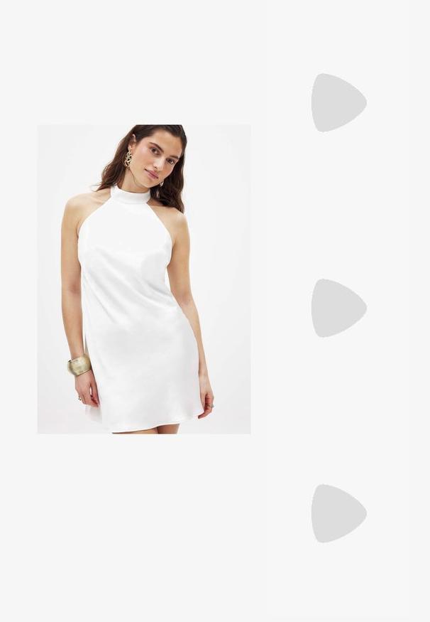 Weißes Halfterkleid aus glattem Stoff, mit einer leicht ausgestellt Silhouette und einem hohen Ausschnitt, akzentuiert mit einem metallischen Armband.; Schwarze patentierte Sandalen mit Absatz, quadratischer Spitze, Knöchelriemen und silbernen Schnallen. Mit einem stabilen Blockabsatz für mehr Stabilität.; Schwarze Lederhandtasche mit geschwungener Form, abnehmbarem Tragegurt und goldenen Beschlägen. Die Tasche verfügt über einen Deckel mit einer Schnallen-Details.; Ohrringe aus goldfarbenem Metall mit einem schlanken, geschwungenen Design. Sie verfügen über eine markante, spitze Form, eine polierte Oberfläche und einen Scharnierverschluss.