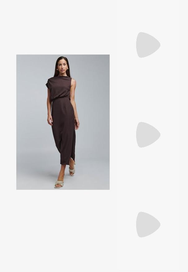 Robe marron côtelée sans manches avec une taille froncée et une fente latérale. Associée à des sandales légères tissées et des boucles d'oreilles simples. Texture lisse.; Chaussure slingback en cuir verni noir avec un embout pointu, des brides de cheville avec des boucles en argent et des éléments en métal, et un talon fin.; Sac à main en cuir noir avec une forme courbée, bandoulière amovible et des accessoires en or. Le sac est doté d'un rabat avec un détail de boucle.; Boucles d'oreilles en métal doré avec une forme triangulaire lisse et arrondie et un design à attache de tige ; surface réfléchissante avec un minimum de détails.