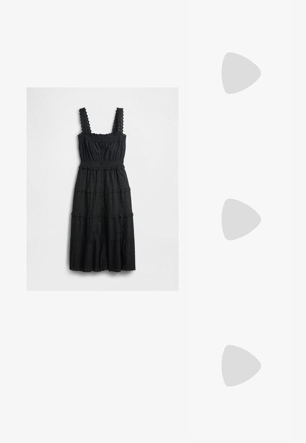 Rochie neagră, stratificată, dintr-un material texturat, cu accente de dantelă pe bretele și pe bust, având un gât cu nasturi și marginile zimțate.; Pantofii slingback din piele lăcuită neagră, cu vârf ascuțit, bretele pentru gleznă cu catarame și accesorii din argint, și un toc subțire.; Geantă de umăr metalică aurie cu un design structurat, textură netedă și curea reglabilă. Prezintă o formă triangulară unică și cusături minimaliste.; Cercei aurii cu forme texturate și ondulate. Include studs sculpturale cu clip și un design de cerc deschis cu un finisaj cioplit.