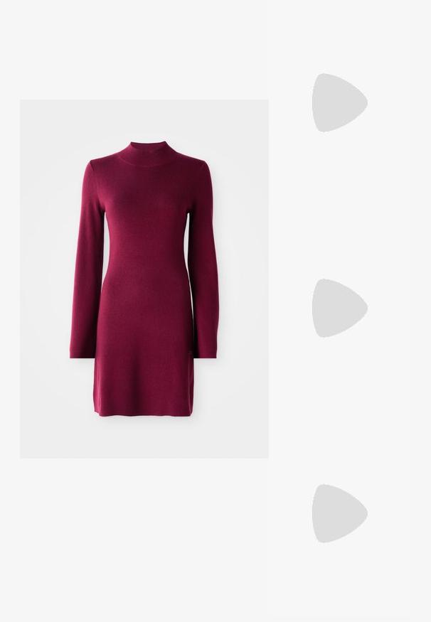 Pitkähihainen istuva viininpunainen neulemekko, jossa on laskettu kaulus, suora helma ja sileä pinta yksinkertaisella taustalla.; Elleme ASYMMETRIC STRAP - Korolliset pistokkaat - white; Vaaleanpunaiset aurinkolasit, joissa on geometrinen kehys, yhdistettynä pehmeään laventelinväriseen toppiin, jossa on pyöreä pääntie ja hihattomat hihat.; Korvakorut, joissa on hopeanvärinen hoops-muotoilu, sulava kaareva muoto ja teksturoitu pinta. Niissä on kiinnityspistoke.