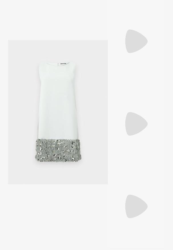 Αμάνικο φόρεμα από ανοιχτό γκρι ύφασμα με φουντωτή μέση διακοσμημένη με παγιέτες. Απλή, στρογγυλή λαιμόκοψη και φερμουάρ στο πίσω μέρος.; Μπαλαρίνα με μυτερή μύτη σε εκρού δέρμα, με χαμηλό τακούνι και κομψό σχέδιο κοπής, διαθέτοντας λεία υφή και ελάχιστες λεπτομέρειες.; Μαύρη δερμάτινη τσάντα με δομημένο σχέδιο, που διαθέτει κομμένο σχήμα, επάνω λαβή και χρυσά μεταλλικά στοιχεία. Περιλαμβάνει ρυθμιζόμενο λουρί ώμου.; Ασημένια σκουλαρίκια κρίκοι με μαλακή, καμπυλωτή σχεδίαση. Διαθέτουν γυαλιστερή μεταλλική υφή και κλείσιμο με σφίγγα. Χωρίς ορατά μοτίβα ή διακοσμήσεις.