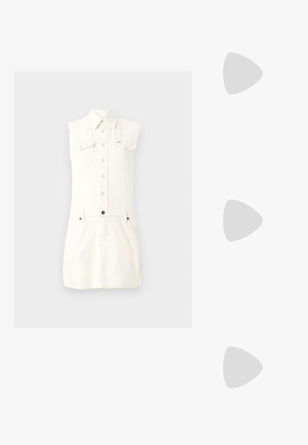 Άσπρο τζιν φόρεμα χωρίς μανίκια με δύο εμπρόσθιες τσέπες, κλείσιμο με κουμπιά και εφαρμοστή μέση. Διαθέτει κλασικό γιακά και μήκος μίνι φούστας.; Μαύρη μπότες μέχρι το γόνατο, από λείο δέρμα, με φαρδύ τακούνι, στρογγυλή μύτη, υφασμάτινη σόλα με λαβή, κομψός σχεδιασμός χωρίς διακοσμητικά στοιχεία.; Μαύρα γυαλιά ηλίου από τιρμπαζά με ορθογώνιους φακούς, καφέ απόχρωση, παχύ σκελετό και χρυσή λεπτομέρεια διπλού λογότυπου G στον βραχίονα.; Χρυσές σκουλαρίκια κρίκοι με φίνιρ που απεικονίζει διακόσμηση από καβουριάρικο, διαθέτοντας λεία επιφάνεια και κομψό, κυκλικό σχήμα.