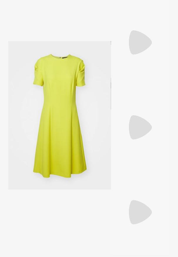 Trumpas rankovėmis, iki kelių ilgio suknelė ryškiai geltonos spalvos, su apvalia iškirpte ir subtiliu raukinėjimu ant pečių.; Smailo nosiu slingback bateliai off-white oda, su žemu kulnu ir išpjovimo dizainu, turintys lygų paviršių ir minimalų akcentų skaičių.; Juodas odinis rankinukas, turintis kreivinę formą, siaurą rankeną, sidabrinę užtrauktuką ir Calvin Klein logotipą priekyje. Lygus tekstūra ir minimalistinis dizainas.; Sidabriniai metaliniai auskarai-žiedai su tekstūruotu dizainu, turintys mažą užsegimą ir ženklinimą ant vieno žiedo. Apvalios formos su poliruotu paviršiumi.