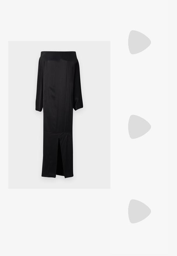 REMAIN BAT SLEEVE DRESS - Maxi šaty - black; Hladký krémový top s dlhým rukávom a okrúhlym výstrihom, ktorý má vrstvený dizajn a naberanú časť v dolnej časti. Mäkká látka s jemnou textúrou.; Hnedé sandále na vysokom opätku s otvorenou špičkou, s hladkým, matným povrchom, so zakriveným dizajnom a priehľadným, zužujúcim sa opätkom.; Hnedá kožená kabelka s zakriveným tvarom, dvojitým zlatým kovovým doplnkom, dvoma prednými vreckami a širokým popruhom. Hladká textúra s elegantným vzhľadom.