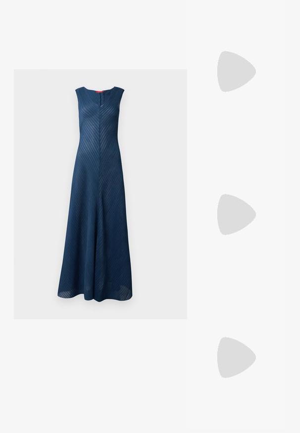 Pitkä, hihaton tummansininen mekko, jossa on teksturoitu, pystysuuntainen raidoitus ja V-kaula-aukko. Mekko on istuvuutta korostava ja levenee alaosastaan.; Musta patent slingback-kiilakorko teräväkärkisellä muotoilulla, jossa on teksturoitu käärmeennahkakuosi, säädettävä remmi ja lyhyt, teksturoitu blokkiheel.; Musta nahkainen olkalaukku, jossa on kaksi etutaskua, kultaiset soljet, vetoketjukiinnitys ja kapea hihna. Teksturoidun pinnan ja kompaktin suorakaiteen muoto.; Korvakorut kultasävytteistä metallista, joissa on kaareva, pitkänomainen muoto. Ominaisuuksiin kuuluu sileä, kiiltävä pinta ja pyöreä kärki lisäyksinä.