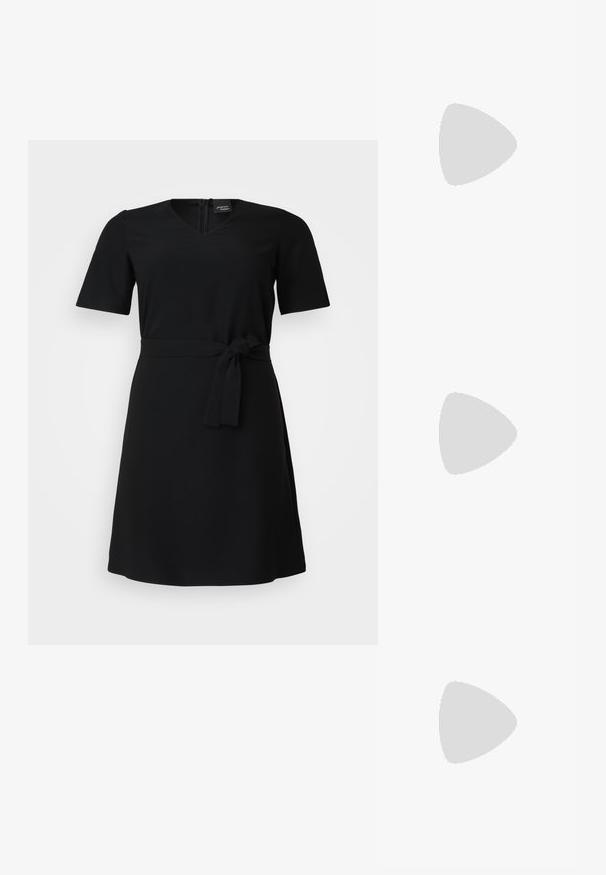 Crna haljina s kratkim rukavima, V-izrezom i pojasom na vezanje. Napravljena od glatkog, laganog materijala. Jednostavan, elegantan dizajn.; Srebrne metalik sandale s minimalističkim dizajnom, s tankim trakama i crnom ravnom potplatom. Istaknute su naglašene ukrštene trake.; Crna kožna torba preko tijela s glatkom teksturom, pravokutnim oblikom i metalnim lancem na prednjoj strani. Uključena je podesiva naramenica.; Srebrna dvostruka prsten s glatkom, poliranom površinom. Karakterizira ga fluidan, zakrivljen dizajn s preklapajućim sekcijama za moderan izgled.