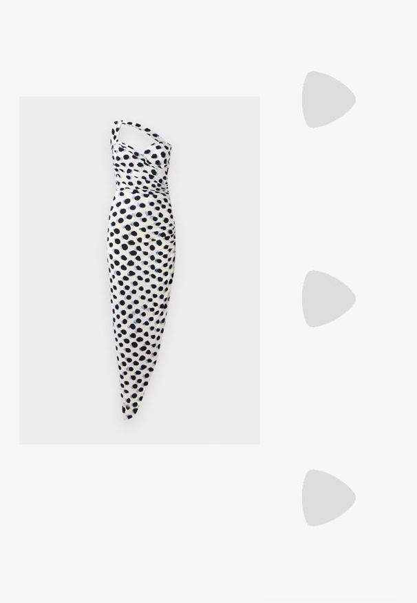 Rochie albă cu un design cu un singur umăr, decorată cu buline negre, având o croială care se mulează pe corp și detalii pliate de-a lungul laturii.; Top scurt cu mânecă lungă, dintr-un material alb elastic, decorat cu un design cu buline negre, având o textură netedă și un decolteu rotund.; Jachetă puffer cu un model maro și negru, asortată cu o fustă mini din piele de șarpe maro, cizme negre până la genunchi și o geantă mică neagră.; Cercei din metal argintiu cu o formă netedă și rotunjită, având un finisaj lustruit și o suprafață reflectorizantă. Design minimalist, fără ornamentații.