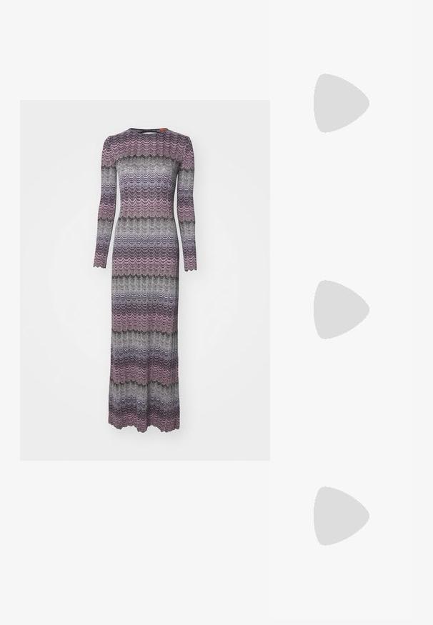 Rochie tricotată cu mânecă lungă, prezentând un model ondulat în nuanțe de violet, gri și negru, cu o siluetă ajustată și un tiv ciupit.; Sandale cu toc înalt din piele patent neagră, cu vârf ascuțit, curea ajustabilă la gleznă și toc mediu pătrat. Textură netedă cu un finisaj lucios.; Stuart Weitzman POSH SHOULDER BAG - Geantă crossbody - black; Cercei din argint cu un design neted și rotund, având un accent ondulat cu mici cristale transparente pe o margine.