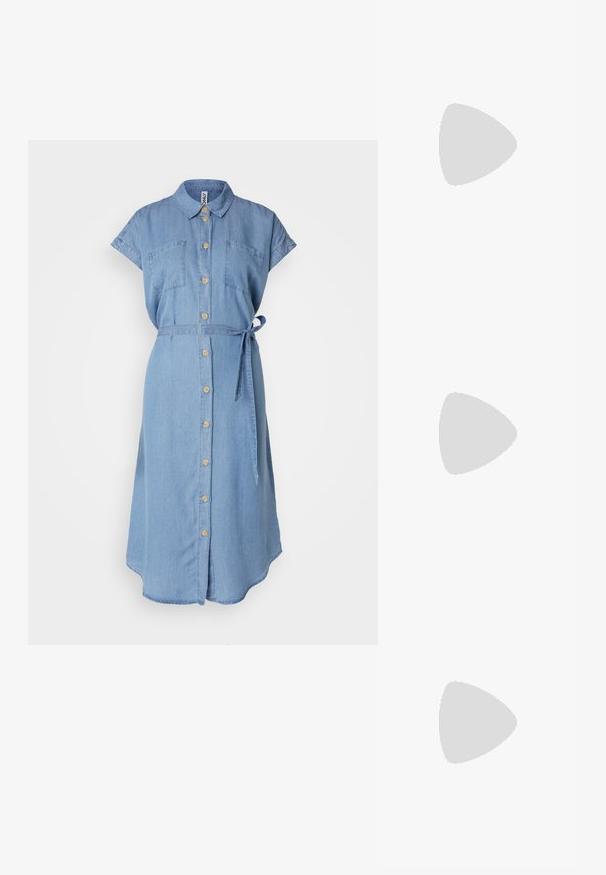 Ljusblå denimklänning med korta uppvikta ärmar, knappframsida, två bröstfickor och en tygrem i midjan.; Svarta lackläder slingback klackar med spetsig tå och geometrisk klack. Har en elegant, minimalistisk design och slät yta.; Svart läderhandväska med en böjd form, avtagbar rem och guldiga detaljer. Väskan har ett lock med en spänndetalj.; Ring i guldutförande med en organisk, vriden design, slät yta och avsmalnande ändar, vilket ger ett modernt, skulpturalt utseende.
