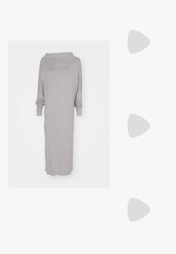 Lichtgrijze, lange mouw jurk van zachte, textuurrijke stof. Heeft een brede halslijn en zijsplitten voor comfort en bewegingsvrijheid.; Beige suède cowboylaars met puntige neus, decoratieve witte stiksels en een gestapelde houten hak. Heeft een lus aan de achterkant.; Schildpaddenpatroon bril met rechthoekige glazen, zwarte en oranje montuur, met een glanzende afwerking en slanke pootjes.; Goudkleurige metalen armband met een golvend ontwerp, met gladde oppervlakken en een glanzende, reflecterende textuur. Geen zichtbare patronen of accenten.
