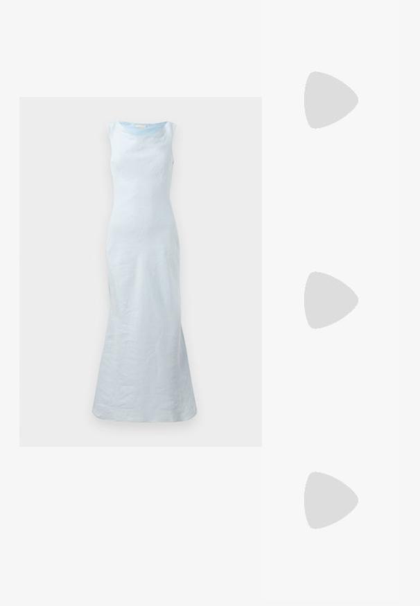 Svetlo modra brezrokavna obleka z okroglim izrezom, prilegajočim korzetom in razširjenim robom. Narejena je iz gladkega materiala z nežen teksturo.; Črne usnjene črpalke s koničastim nosom, nizko peto in gladko teksturo. Imajo rahlo odprtino spredaj in minimalno opremo zadaj.; Črna usnjena torbica čez ramo z dvema sprednjima žepoma, zlatimi zaponkami, zadrgo in ozkim pasom. Tekstura površine je strukturirana, obliko pa ima kompaktno pravokotno.; Lauren Ralph Lauren BASIC SMALL HOOP - Uhani - gold-coloured