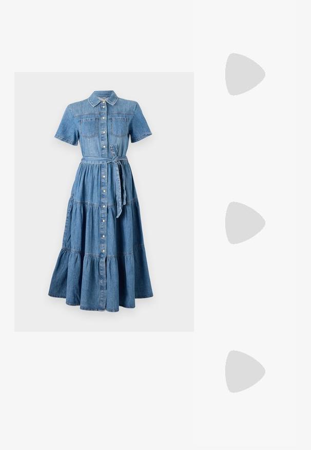 Denimdress med krage, korte ermer, to frontlommer, knapplukking foran, belte i midjen og lagdelt skjørtdesign i blå.; Svarte patentlær slingback hæler med spiss tå og geometrisk blokk hæl. Har et stilrent, minimalistisk design og jevn tekstur.; Hvit strukturert håndveske med korte håndtak og skulderreim, med detaljer i gullfinish og teksturert materiale, vist mot en grå bakgrunn.; Sett med seks gullringer med forskjellige design: flettede, bladmotiv og solide band; noen med grønne edelstener som aksenter.