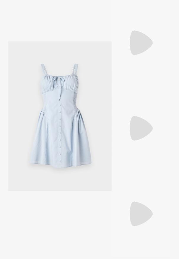 Světle modré šaty s nastavitelnými ramínky, nařaseným výstřihem, předním zapínáním na knoflíky a smockovanými bočními panely. Rozšířená sukně dodává objem. Hladká bavlněná látka.; Béžové sandály na vysokém podpatku s tenkým páskem přes kotník a dvěma horními pásky. Lesklý lakový povrch a zlaté detaily na pásku kolem kotníku.; Bílá kožená kabelka s texturovaným povrchem, zdobená zlatým řetízkem a černými akcenty. Obsahuje přední kapsu a uzavírání na zip.; Náušnice ve tvaru kruhu z pozlaceného kovu s vroubkovaným, prodlouženým tvarem. Mají hladký, lesklý povrch a zaoblený konec pro zvýraznění detailu.