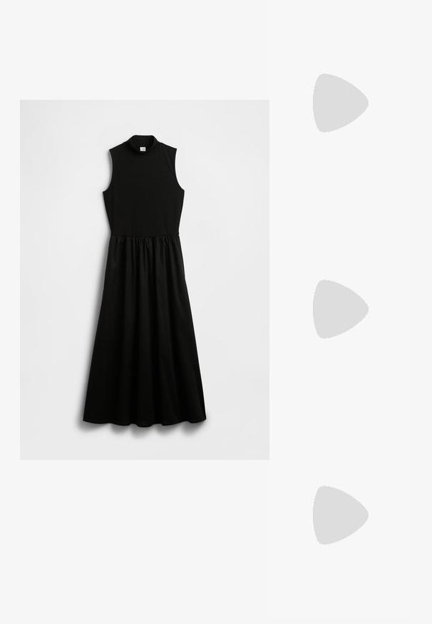 Svart, ermeløs kjole med falsk høyhalset, tettsittende overdel og innsvingt midje som går over i et flytende skjørt. Laget av et glatt stoff.; Svart bomulls T-skjorte med korte ermer, med en liten rosa sommerfugl grafikk på venstre bryst. Crew-neck design med en avslappet passform.; Svarte patent lær slingback hæler med spiss tå og en liten blokkheel, med en sølvspenne som detalj på stroppen.; Svart lær tote bag med glatt tekstur, rektangulær form og to lange håndtak. Ingen synlige deler eller dekorasjoner.