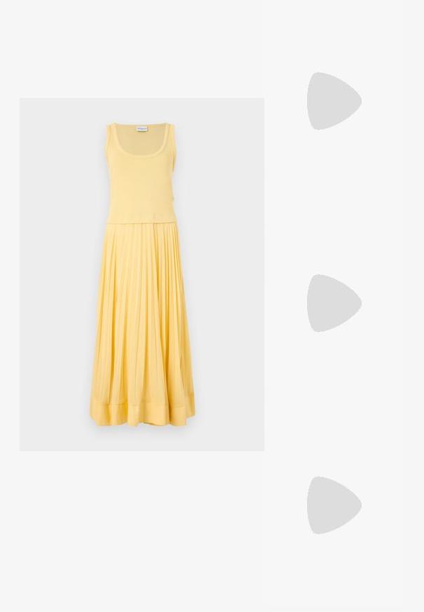 Kätse kõrvariga kollane kleit, millel on istuv korpus ja volditud, voolav seelik. Pehme kangas sileda tekstuuriga ja delikaatne äärise detail.; Mustmust paelad, millel on terav varvas, tekstuuriga maduprindiga, reguleeritav rihm ja lühike tekstuuriga plokknina.; Must küllastamata nahast õlakott, millel on kaks esist nähtavat taskut, kuldsed pandlad, tõmblukuga sulgemine ja peen rihm. Tekstuuriga pind ja kompaktne ristkülikukujuline kuju.; Kuldtooni kõrvarõngad, millel on ristkülikukujuline, selge kristall, mis ripub allapoole väikeste ümmarguste selgete aktsentide rida. Viimistletud, kaasaegne disain.