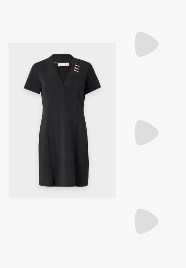 Svart kortermet kjole med V-hals, sidetrykknapper og glatt stoff. Har en skreddersydd passform og minimalistisk design.; Sorte skinnpumper med spiss tå og lav blokkhelt. Har ankelrem med gullfarget spenne. Glatt tekstur.; Svart håndveske med strukturert form, jevn tekstur og metallisk lås. Kombinert med brede svarte bukser og sandaler med åpen tå på tregulv.; Sølv hoop øredobber prydet med flere klare krystallpynt, med en teksturert overflate og et åpent sirkulært design.