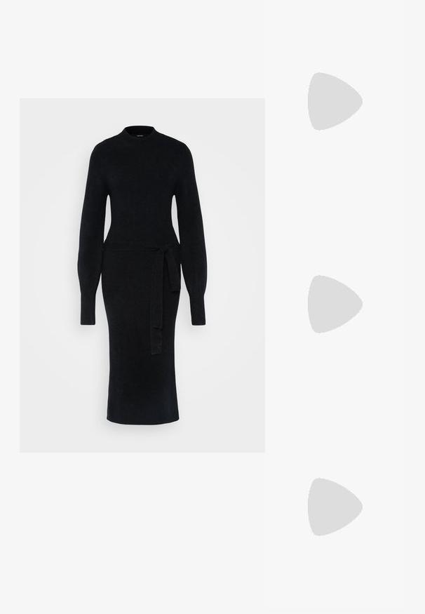 Svart strikket kjole med lange ermer, høy hals og midjebelte. Silhuetten er tettsittende, med en rett midi-lengde kant.; Sorte patentlær slingback-sko med spiss tå, detaljer i sølv og lav blokkheel. Glatt, skinnende tekstur gjennom hele.; Svart lær crossbody-veske med glatt tekstur, rektangulær form og metallkjede detaljer på framsiden. Justerbar stroppe inkludert.; Sølv dråpeøreringer med firkantet studs, med en glatt, polert overflate og en tåreformet design som reflekterer lys med en blank overflate.