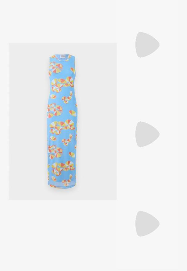 Robe maxi sans manches bleue avec un imprimé coloré de ballons de plage jaunes, oranges et gris de différentes tailles. Texture lisse.; T-shirt blanc à manches courtes en tissu côtelé. Col rond, coupe régulière et détails de couture subtils. Aucune motif ni graphique.; Ballerines en cuir noir avec un bout rond, texture lisse, détails de couture minimalistes et design de semelle flexible.; Sac à main en cuir marron avec une fermeture à rabat, des accents en métal doré, une bandoulière et une texture lisse. Forme rectangulaire compacte.