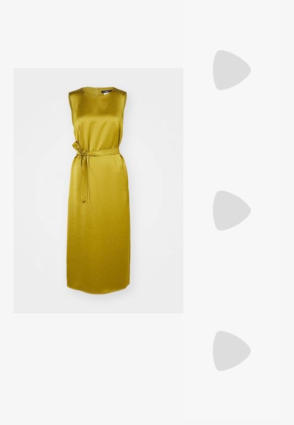WEEKEND MaxMara BAIARDO musztardowy; Brązowa lniana bluzka z kołnierzykiem, głębokim dekoltem w serek i szerokimi rękawami dzwonowymi. Posiada pionowe białe paski oraz luźny, pudełkowy fason.; Czarne klapki na płaskiej podeszwie z dwiema szerokimi paskami i minimalistycznym designem. Wykonane z gładkiego materiału syntetycznego.; Okulari w karmelowo-brązowym wzorze z okrągłymi oprawkami, ciemnymi soczewkami i złotymi detalami logo na zausznikach. Gładki plastikowy materiał, brak widocznych wzorów.