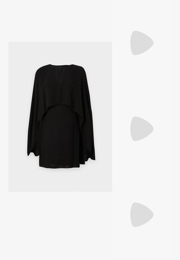 Top preto, leve, com um design solto e em camadas. Apresenta um decote redondo, mangas longas e um detalhe de costas abertas. Textura suave.; As sandálias de salto alto pretas apresentam tiras finas com um design em nó, uma biqueira quadrada lisa e um elegante salto agulha.; Bolsa metálica cinza claro com uma alça de corrente, adornada com pequenos rebites metálicos circulares e um logótipo triangular da marca.; Brincos de argola prateados com um acabamento suave e brilhante. Forma arredondada, design leve, com fecho de pino.