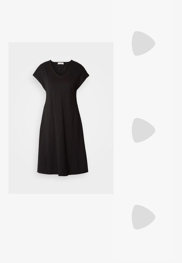 Abito nero a maniche corte a cappuccio con scollo a V. Realizzato in tessuto morbido e leggero. Silhouette ad A che si ferma leggermente sopra il ginocchio. Senza motivi o dettagli.; Stivali alti al ginocchio con punta affilata in stampa serpente, caratterizzati da un motivo a scaglie grigio e bianco, tacchi a stiletto e zip laterale.; Borsa hobo in pelle nera con un manico unico, morbido e arrotondato; presenta una texture liscia e un design minimalista. Nessun hardware o accenti visibili.; Orecchini a cerchio in argento con un design minimalista. Forma circolare, superficie liscia e profilo sottile. Leggeri con una finitura lucida.